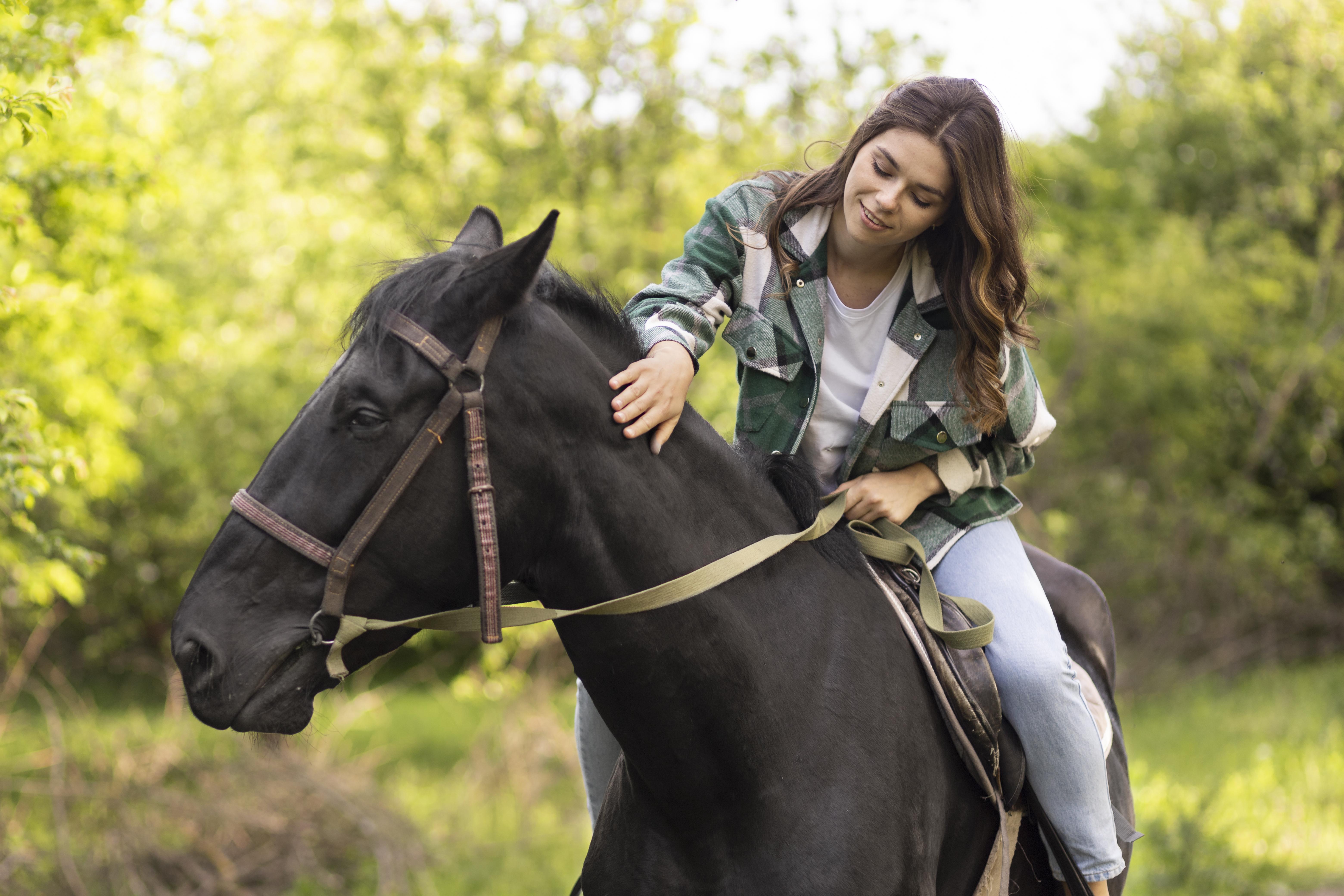 medium-shot-smiley-woman-riding-horse.jpg